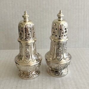 VNTG Silver Plated Salt & Pepper Shakers w/Original Box.